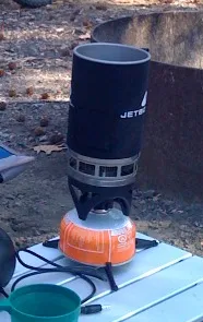 Compact camping stove illustrating cooking kit rental in El Chaltén; contents require confirmation