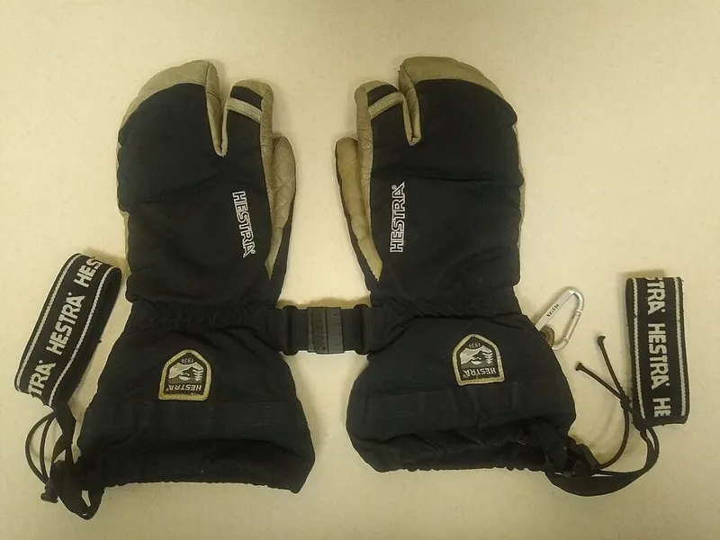 Insulated outdoor gloves illustrating glove rental in El Chaltén