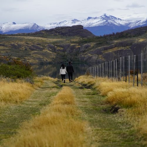Puerta-natales-photoshoot-near-lake